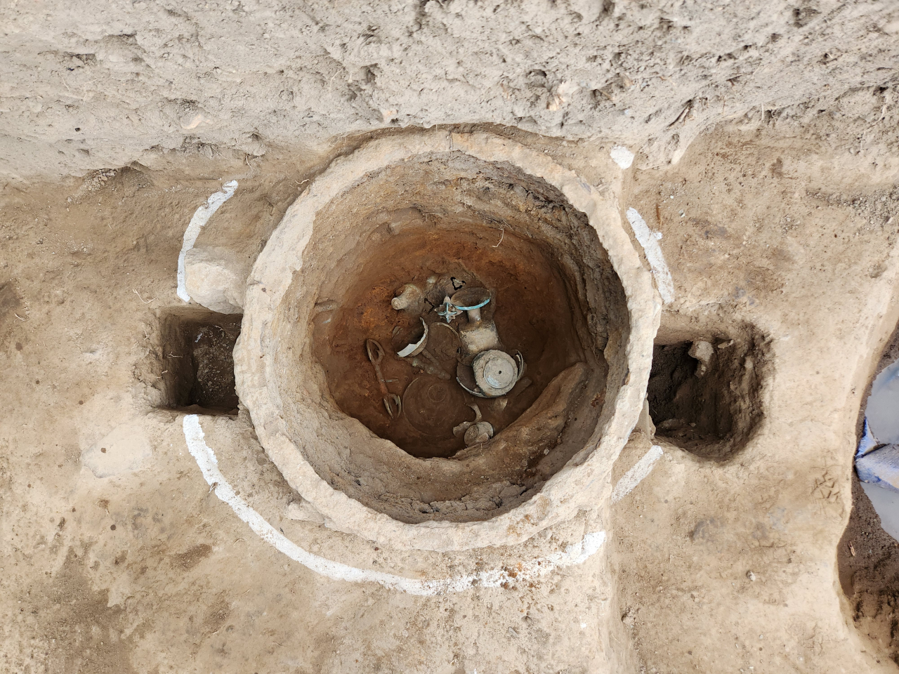 A large iron pot with Buddhist relics inside was discovered some 22 meters west of today's Heungryunsa Temple. (CHA)