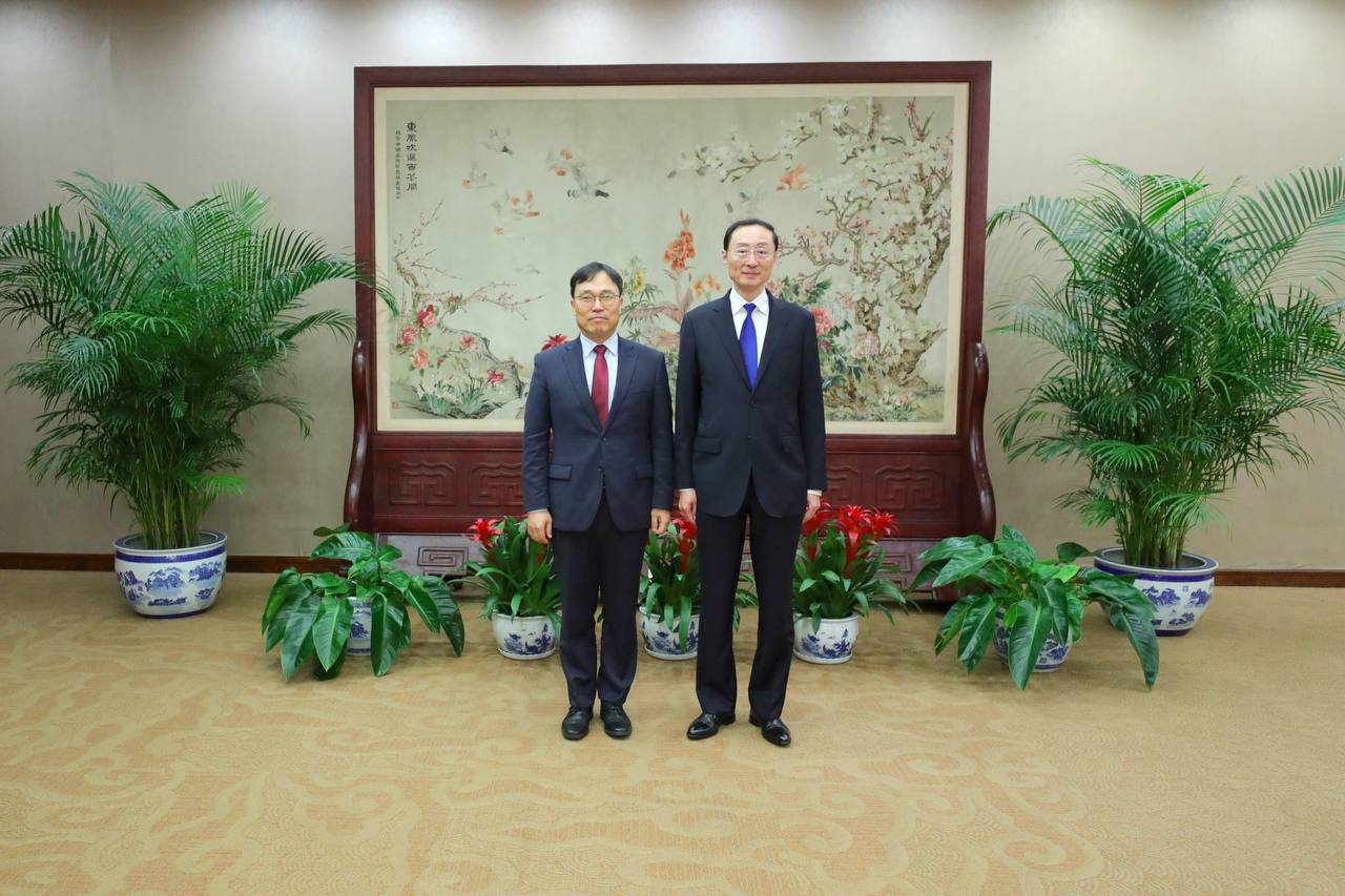 South Korean Deputy Foreign Minister Choi Young-sam (left) poses for a photo with Chinese Vice Foreign Minister Sun Weidong during their meeting at the foreign ministry in Beijing on Tuesday. (Republic of Korea Foreign Ministry)