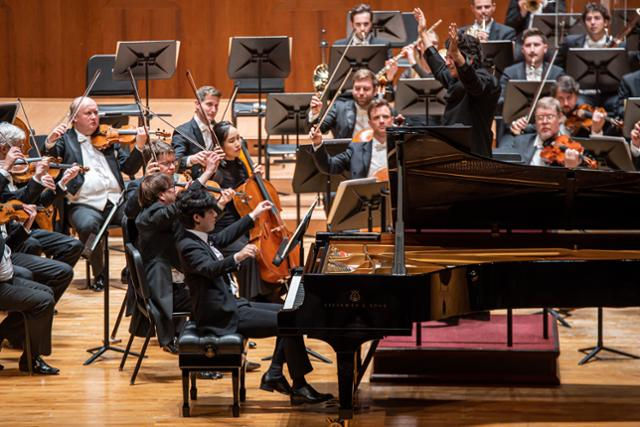 Pianist Lim Yun-chan performs with the Lucerne Symphony Orchestra on Sunday at Seoul Arts Center. (Vincero)