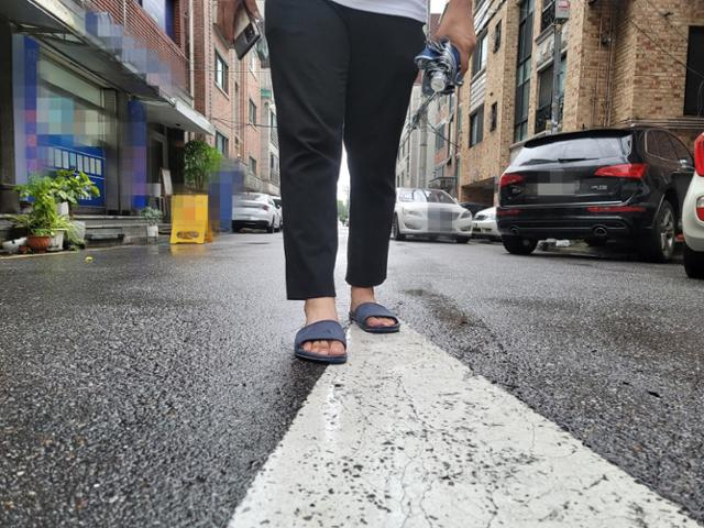 A man is going to work in sandals in Seoul. (Yonhap)
