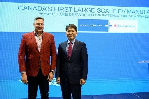 Stellantis Chief Operating Officer Mark Stewart (left) and the head of LG Energy Solution's advanced automotive battery division, Kim Dong-myung, pose for a photo at the ceremony announcing their joint venture to build an electric vehicle battery plant in Ontario, Canada, on March 23, 2022. (LGES)