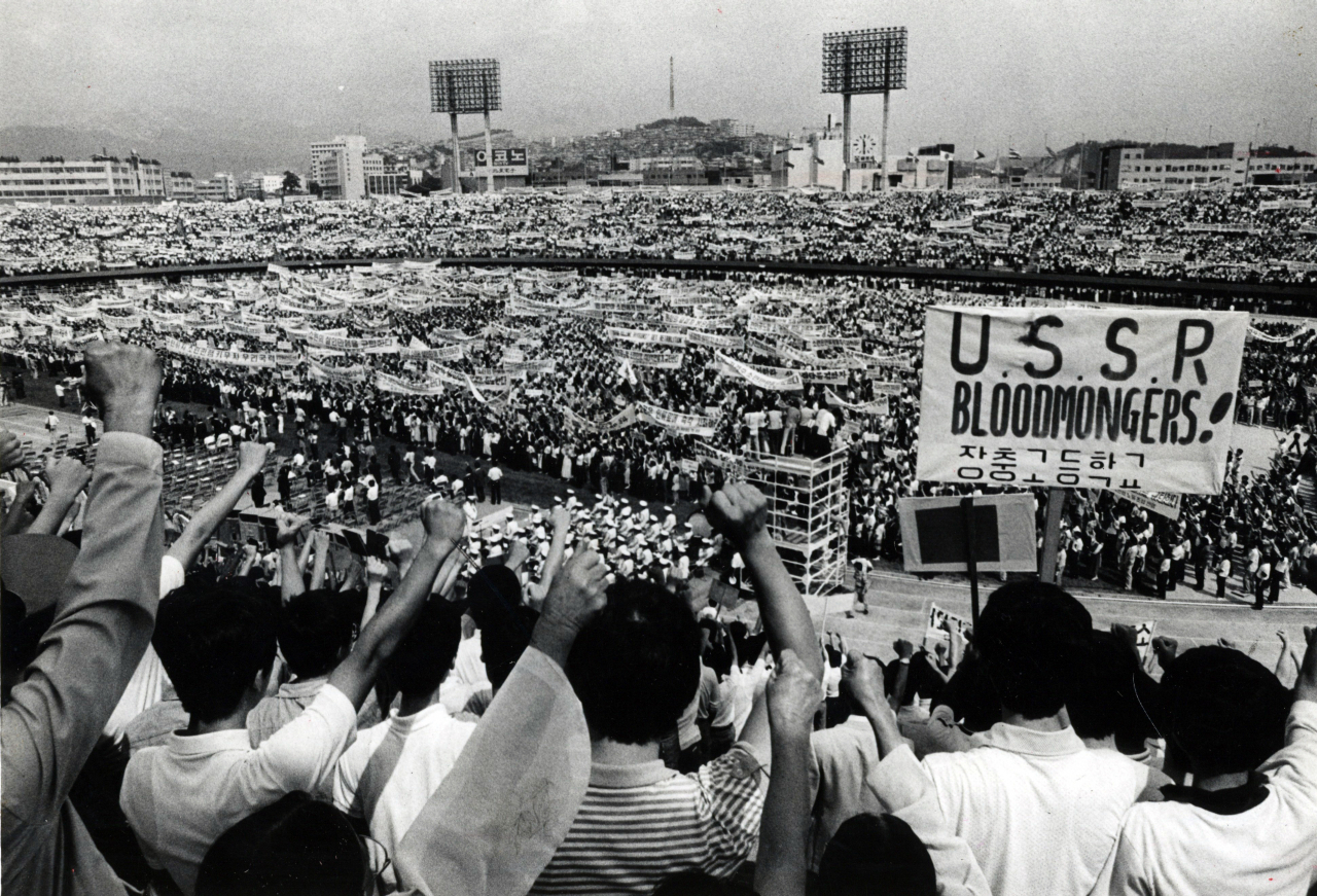 Crowds rally at the joint memorial service for the victims of KAL007 at the Seoul Stadium on Sept. 7, 1983.