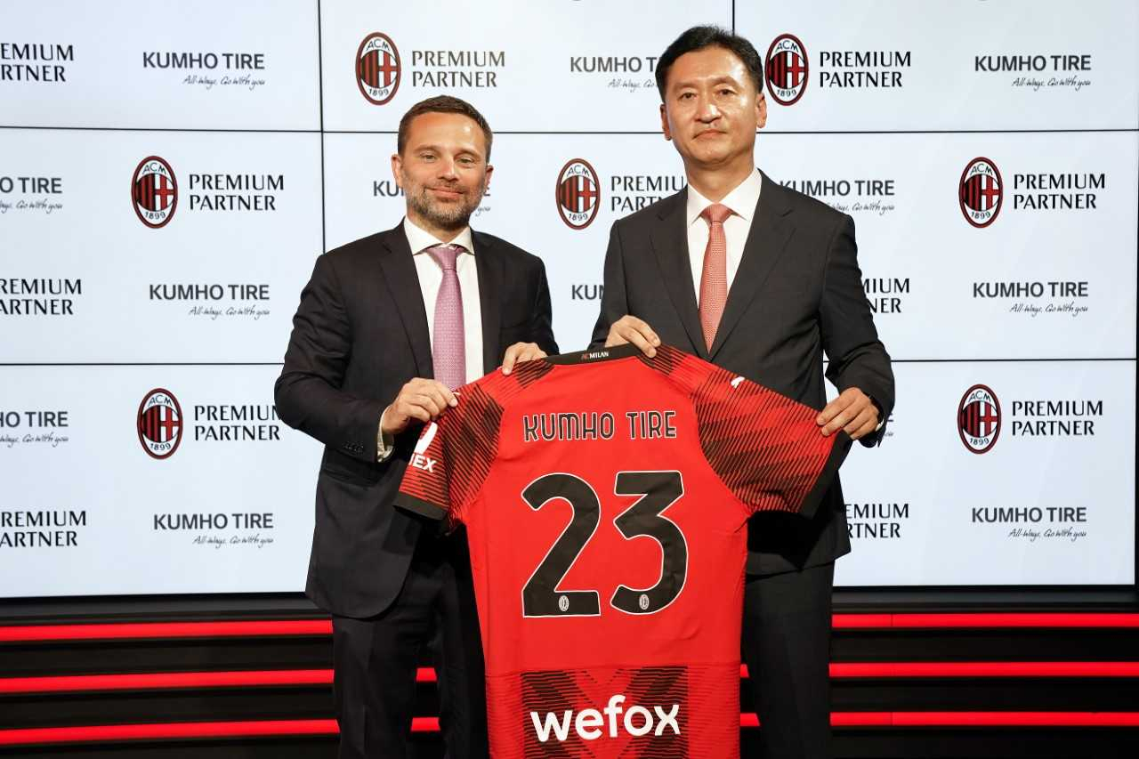 Kumho Tire CEO Jung Il-taik (right) and AC Milan CEO Giorgio Furlani pose for a photo after a sponsorship deal signed at Casa Milan, the football club's headquarters, in Milan. (Kumho Tire)