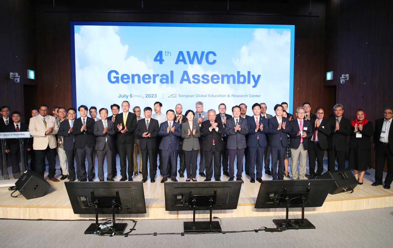 Yun Seog-dae, CEO of K-water (seventh from left, front row), poses for a photo with officials of the Asia Water Council during its fourth general meeting held on Thursday. (Korea Water Resources Corp.)