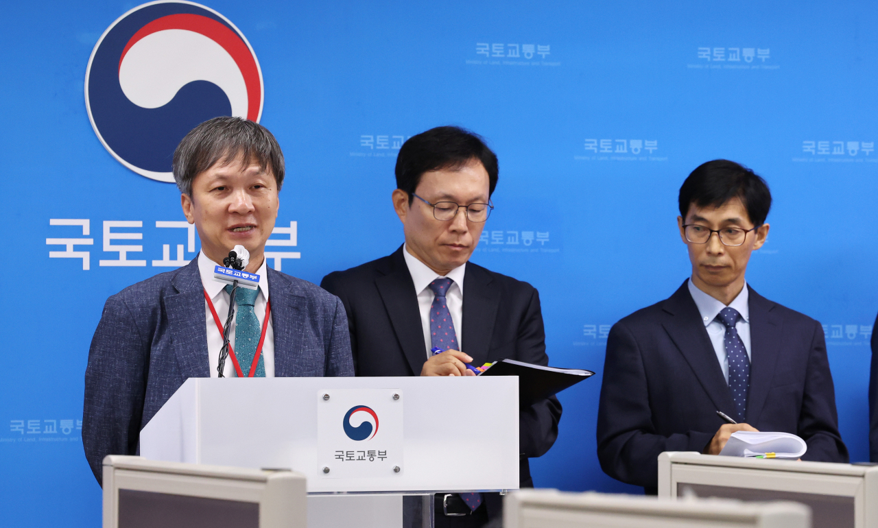 Hong Geon-ho, head of the inspection team for the underground parking lot collapse at Geomdan New Town in Incheon, speaks at a press conference on the results of the inspection at the Sejong Government Complex on Wednesday. (Yonhap)