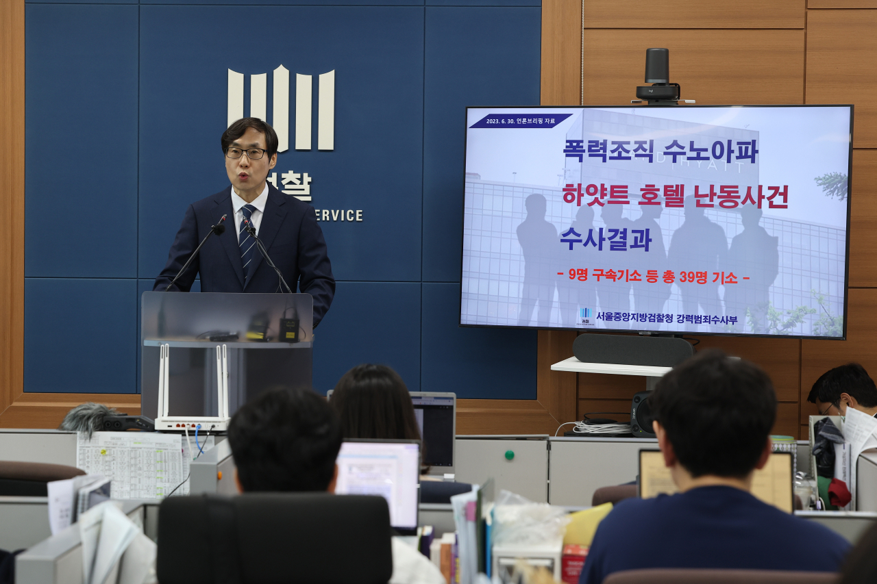 Shin Joon-ho, chief prosecutor of the Violent Crime Investigation Department at the Seoul Central District Prosecutors Office, speaks during a briefing about the prosecution's investigation of local gang Soonoa Group at the Seoul High Prosecutors' Office in this June 30 photo. (Yonhap)