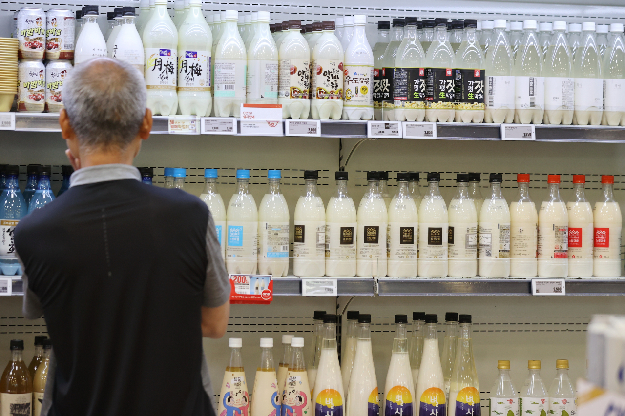 A customer browses a makgeolli section at a discount store in Seoul, Tuesday. (Yonhap)