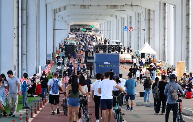 People crowd the Jamsu Bridge during a pedestrian-only festival in 2022. (Yonhap)