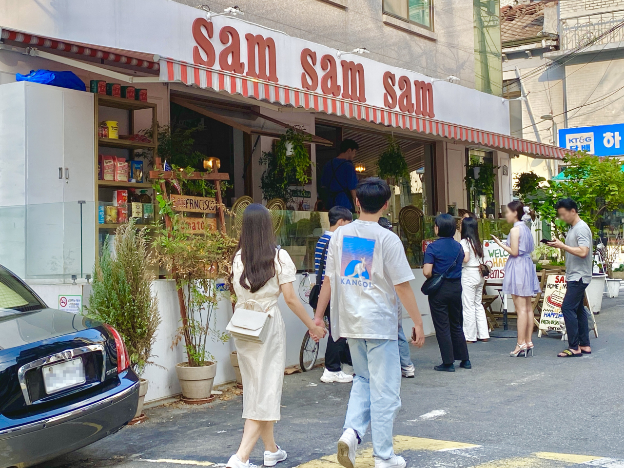 Visitors wait in line in front of American-style bistro Sam Sam Sam in the Yongnidan-gil area, Yongsan-gu, Seoul. (Hwang Joo-young/The Korea Herald)