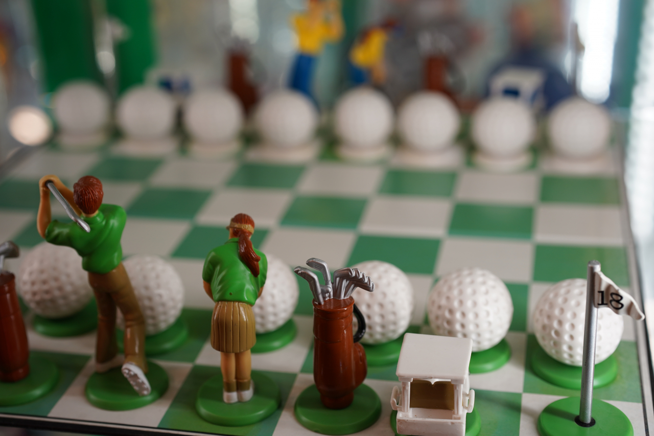 A golf-themed chessboard at Samuel Smalls (Lee Si-jin/The Korea Herald)