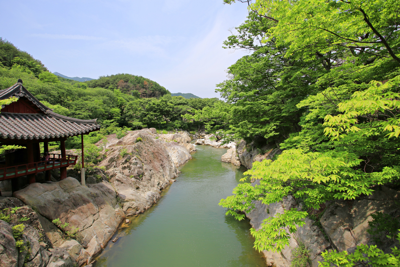A view of Geoyeonjeong Pavilion (left) in Hwarimdong Valley, Hamyang, South Gyeongsang Province (KTO)