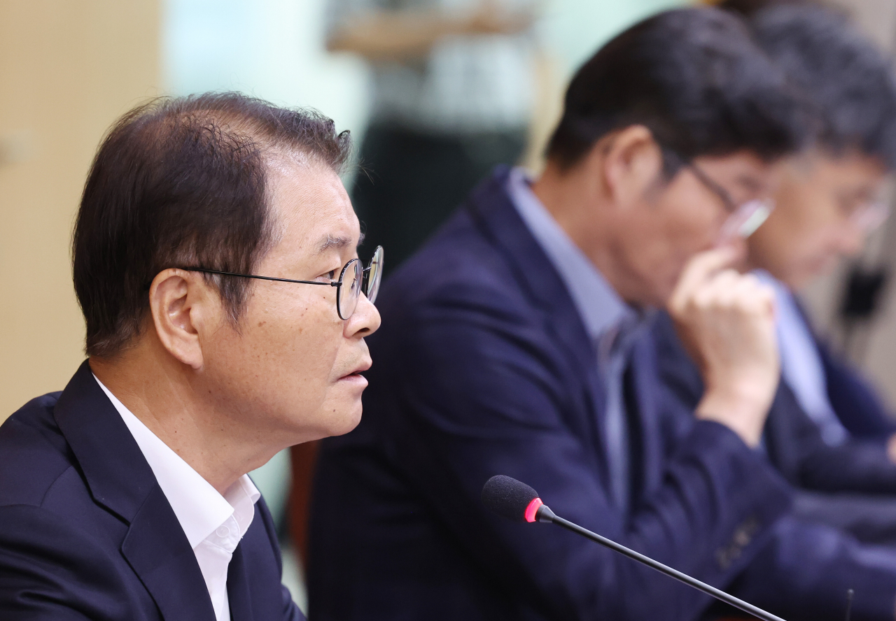 The Labor Minister Lee Jung-sik speaks at the emergency meeting held at Seoul Regional Office of Employment and Labor, Jung-gu, Seoul, Friday. (Yonhap)