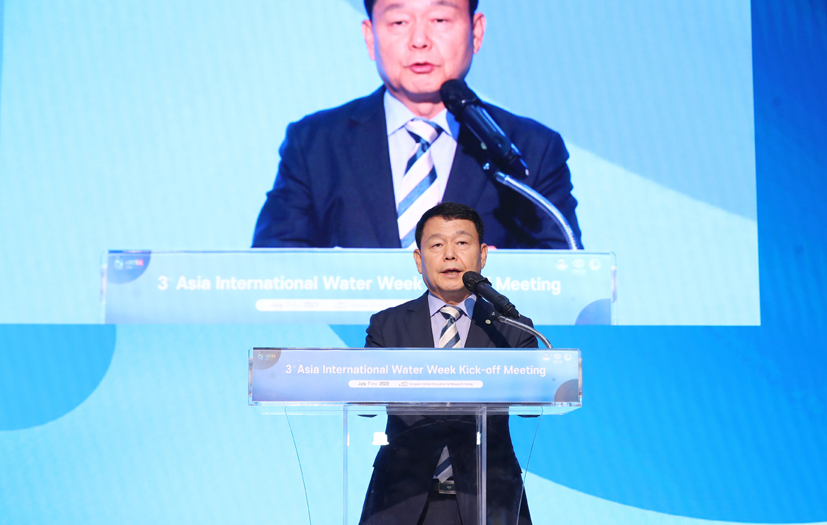K-water CEO Yun Seog-dae speaks at the third Asia International Water Week Kick-off Meeting at the agency's Songsan Global Education and Research Center in Hwaseong, Gyeonggi Province, Friday. (K-water)