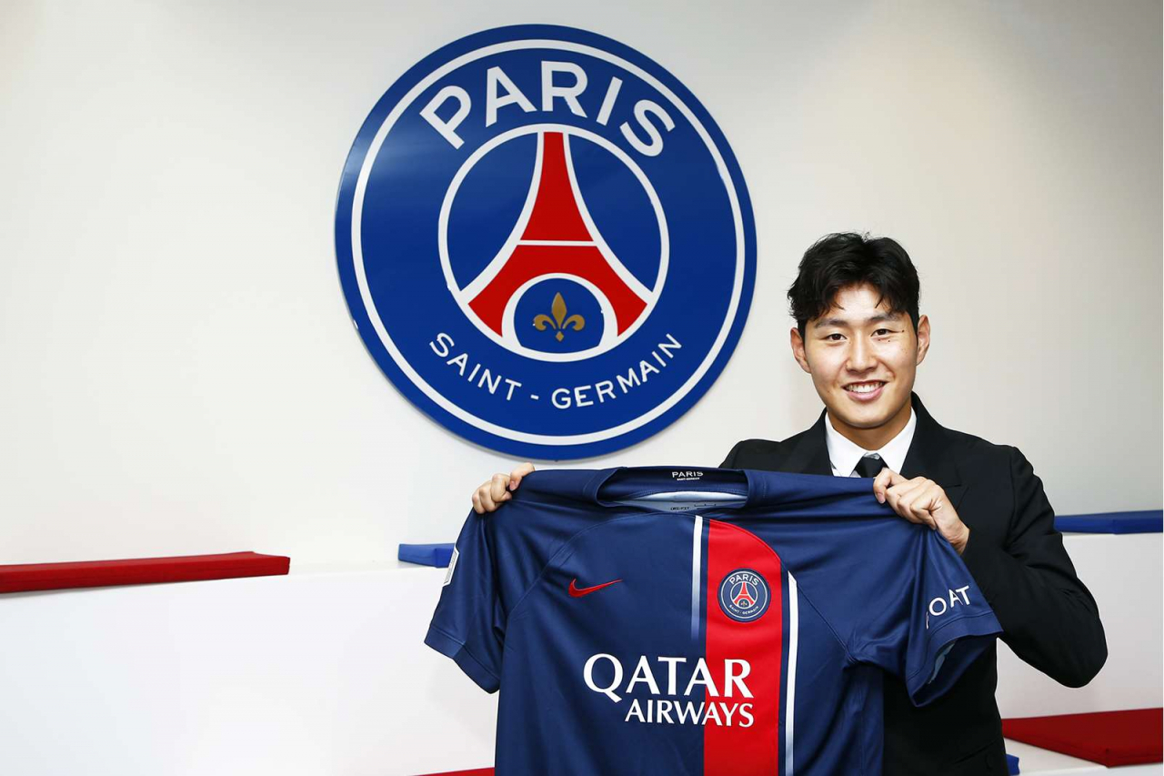 Lee Kang-in poses for a photo with his new uniform after signing with Paris Saint-Germain, in this photo to the PSG homepage on Sunday. (Paris Saint-Germain homepage)
