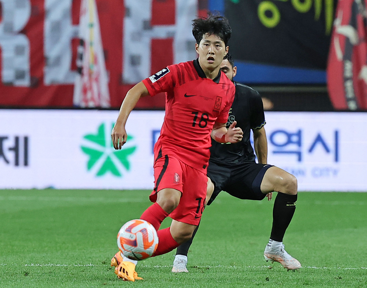 Lee Kang-in of South Korea dribbles the ball in a friendly match against El Salvador at Daejeon World Cup Stadium on June 20. (Yonhap)