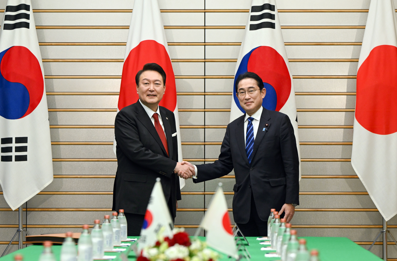 President Yoon Suk Yeol (left) and Japanese Prime Minister Fumio Kishida hold a summit at the Japanese Prime Minister's Office in Tokyo, Japan on March 16. (File Photo - Office of the President)