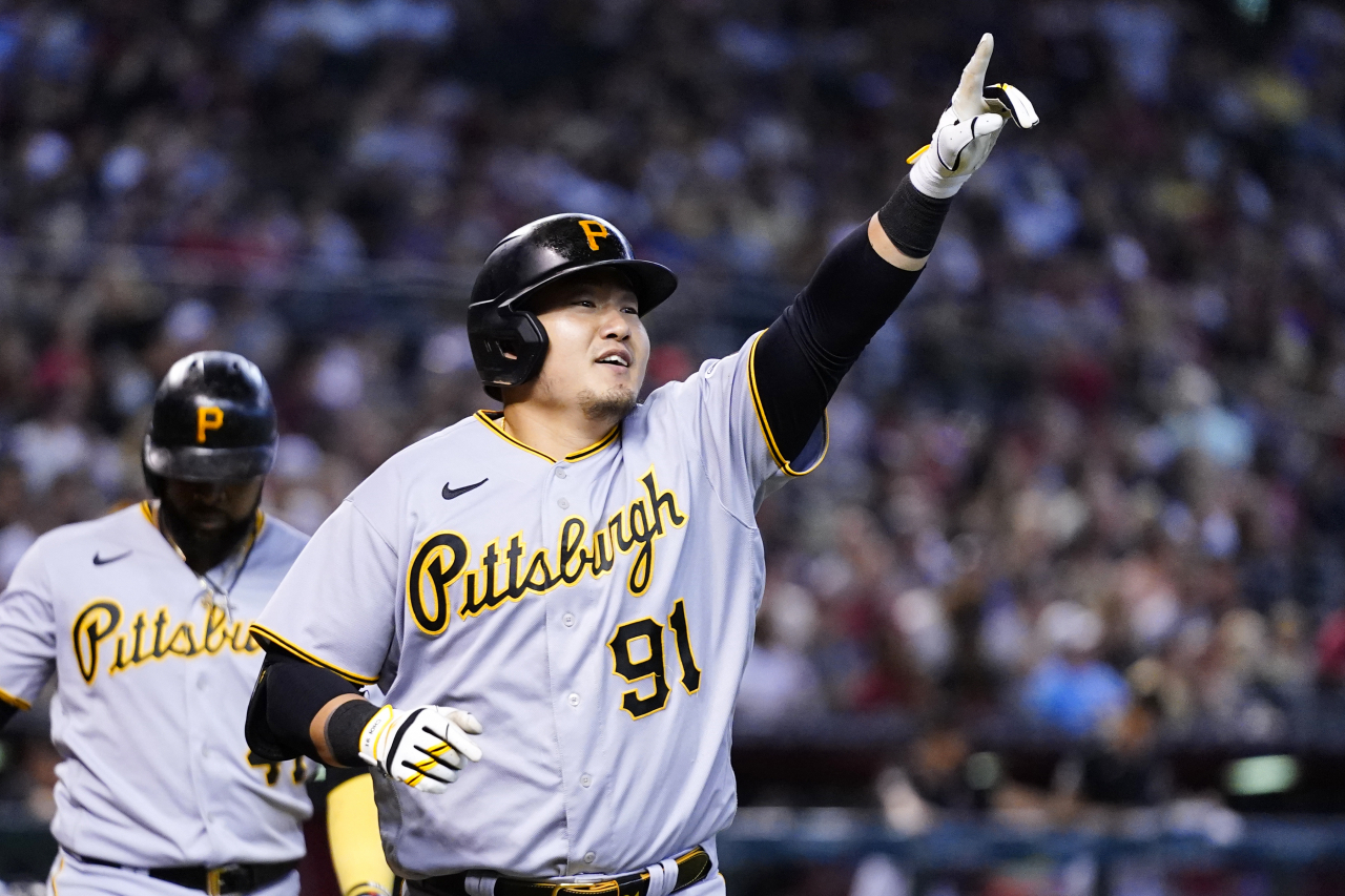 Choi Ji-man of the Pittsburgh Pirates celebrates his two-run home run against the Arizona Diamondbacks during the top of the second inning of a Major League Baseball regular season game at Chase Field in Phoenix on Sunday. (AP)