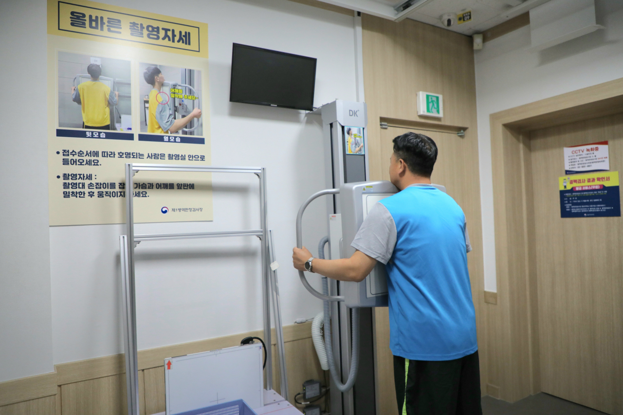 An official of the Military Manpower Administration uses an X-ray machine during demonstration of the physical examination for the potential enlistees, on Wednesday in Seoul. (Yonhap)