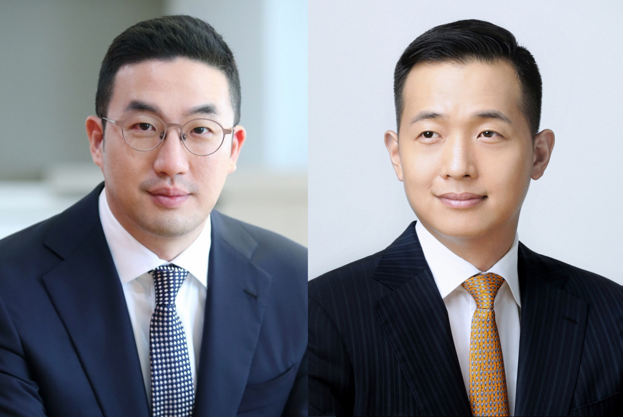 LG Group Chairman Koo Kwang-mo (left) and Hanwha Group Vice Chairman Kim Dong-kwan (LG Group, Hanwha Group)