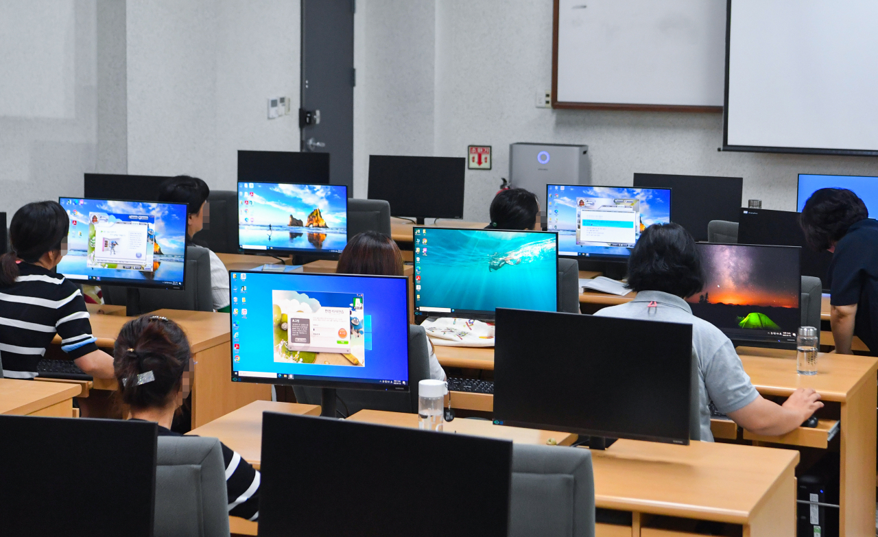 North Korean defectors receive computer education at Hanawon in Anseong, south of Seoul, on Monday, on the occasion of the 24th anniversary of the resettlement center for North Korean defectors. (Pool photo)