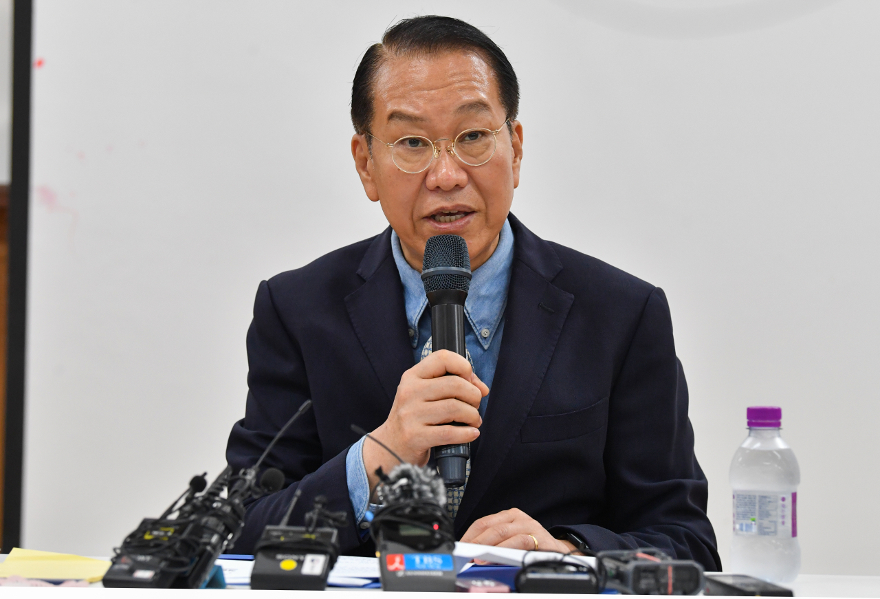 Unification Minister Kwon Young-se answers reporters' questions during a visit to Hanawon in Anseong, Gyeonggi Province, Monday, on the occasion of the 24th anniversary of the resettlement center for North Korean defectors. (Pool photo)