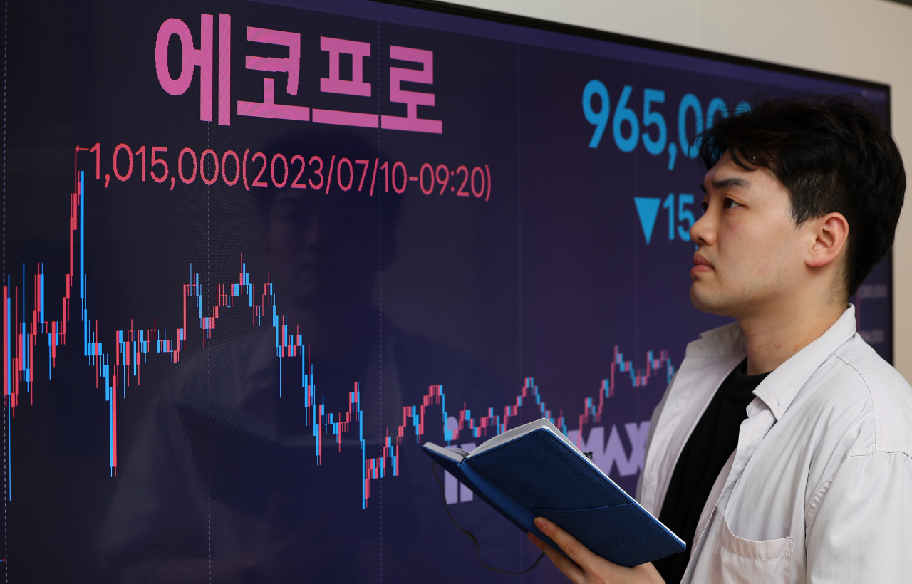 Electronic board shows share prices of battery materials firm EcoPro, which hit a new high, rising over 1 million won, Monday. (Yonhap)