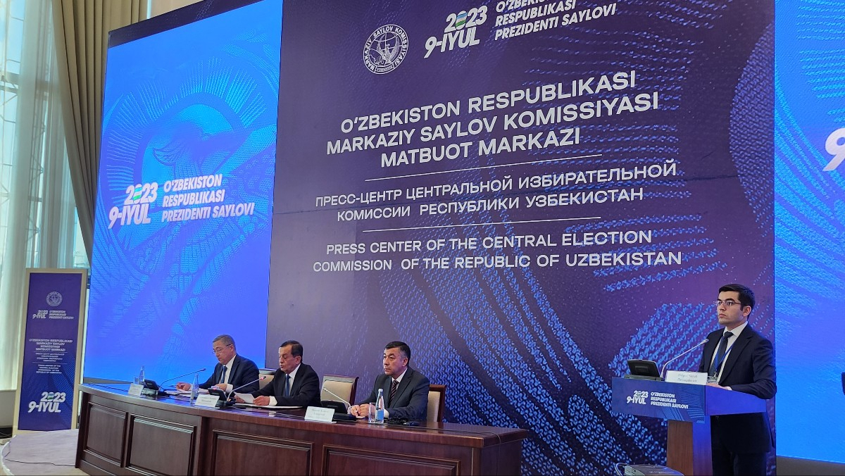 Zayniddin Nizamkhodjayev (second from left), chairman of Uzbekistan’s Central Election Commission, speaks during a press briefing on the preliminary election results at the Palace of Symposiums in Tashkent, Uzbekistan, on Monday. (Choi Si-young/The Korea Herald)