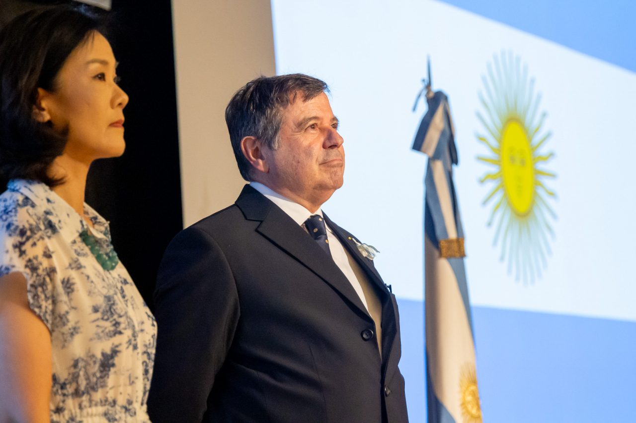 Argentine Ambassador to Korea Alfredo Carlos and Kim Hyo-eun, Deputy minister and Ambassador for climate change at the Ministry of Foreign Affairs attend Argentina's Independence Day at Four Seasons Hotel in Jung-gu, Seoul on Thursday. (Embassy of Argentina in Seoul)