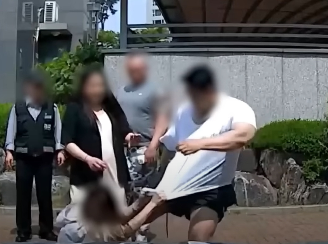 The former bodybuilder kicks a woman who complained about blocking her car on May 20 in Incheon. (Screenshot of JTBC's Han Moon-chul's Black Box Review)