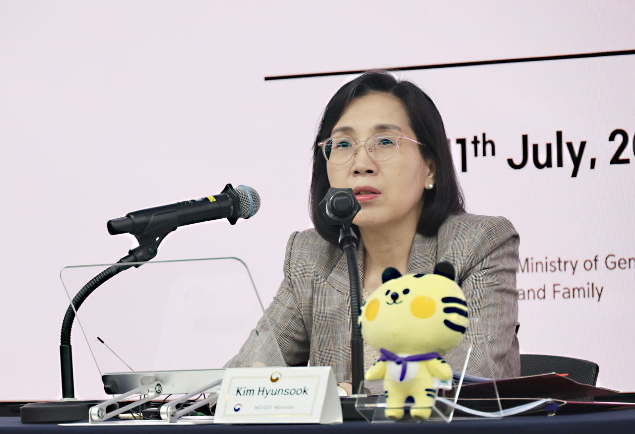 Gender Equality Minister Kim Hyun-sook speaks at a press briefing held at Jung-gu, Seoul, Tuesday, with World Scout Jamboree mascot Saebeomi. (Yonhap)