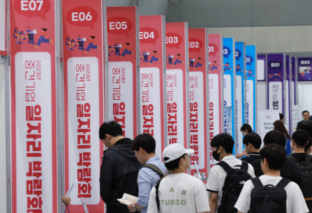 Visitors at a job fair in Seoul on July 3 (Yonhap)