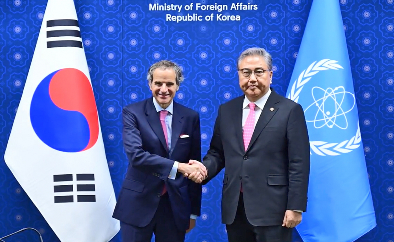 Foreign Minister Park Jin (right) at the ministry headquarters in Seoul on Saturday. (Ministry of Foreign Affairs)