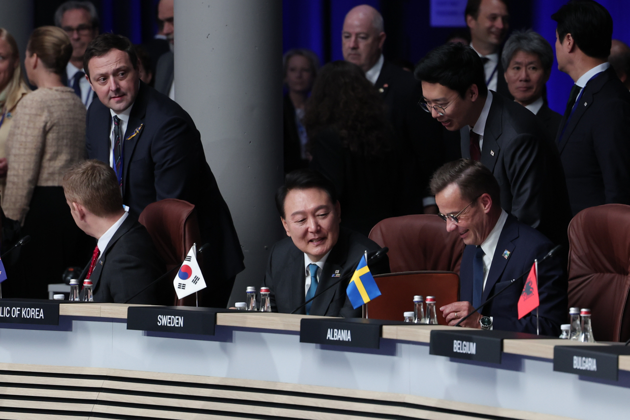 South Korean President Yoon Suk Yeol (C) attends a summit of the North Atlantic Treaty Organization (NATO) and the Asia-Pacific Partnership, or AP4, a group of NATO's four key Asia-Pacific partner countries -- South Korea, Japan, Australia and New Zealand -- in Vilnius, Lithuania, on Wednesday. (Yonhap - Pool Photo)