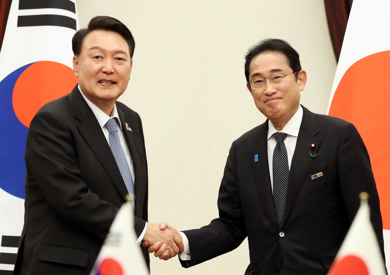 President Yoon Suk Yeol (left) and Japanese Prime Minister Fumio Kishida at their meeting on the sidelines of the NATO summit in Lithuania. (Yonhap)