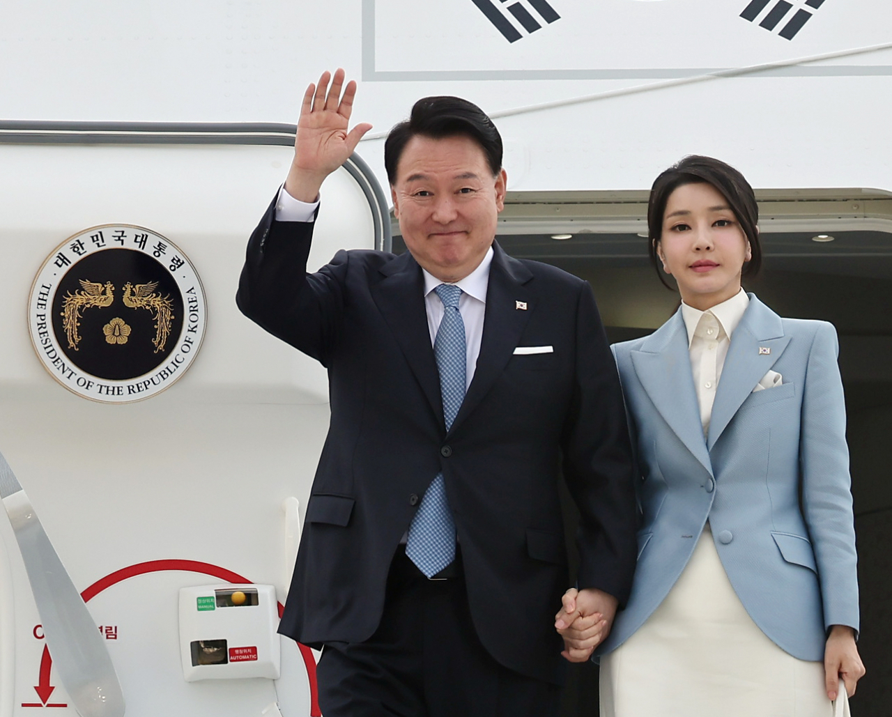 South Korean President Yoon Suk Yeol (left) and first lady Kim Keon Hee arrive at Warsaw Chopin Airport on Wednesday (Yonhap)