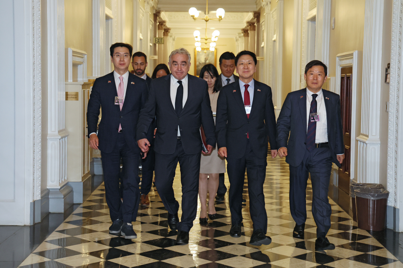 White House Indo-Pacific Coordinator Kurt Campbell (2nd from left) with the People Power Party delegation in Washington on Wednesday (Yonhap)