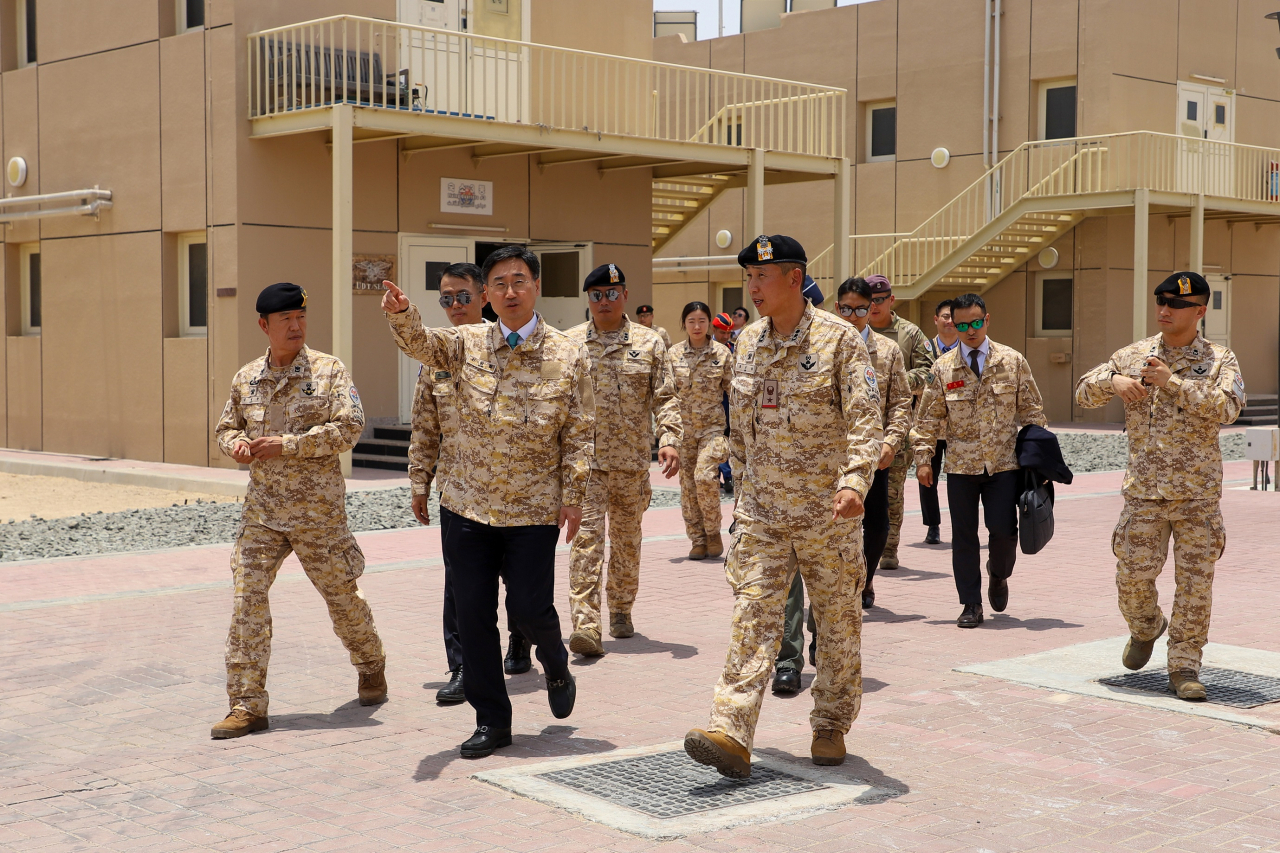 Vice Defense Minister Shin Beom-chul (2nd from left) tours South Korea's Akh unit in the United Arab Emirates on Wednesday. (Defense Ministry)