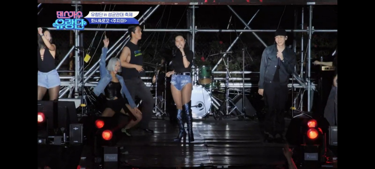 A screenshot shows Hwasa’s performance in “Dancing Queens on the Road.” (tvN)