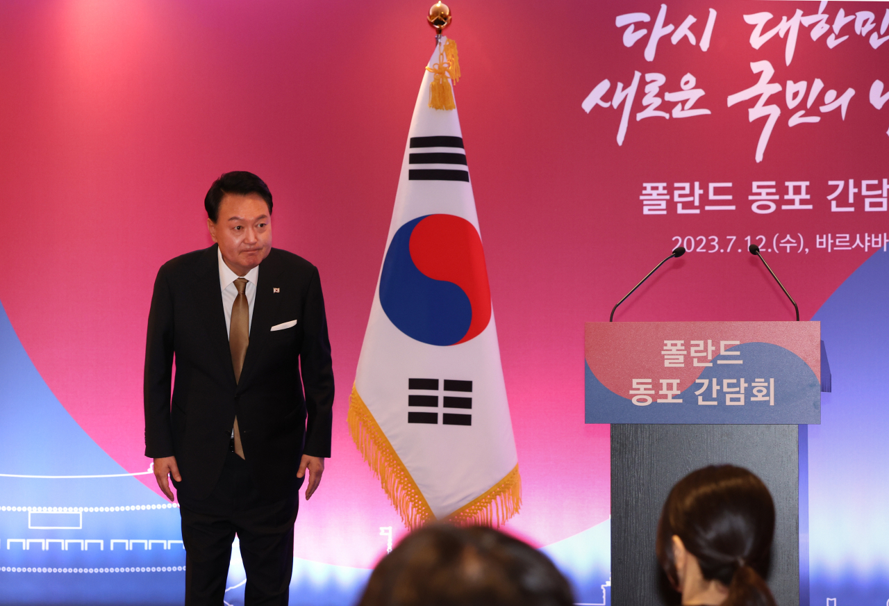 South Korean President Yoon Suk Yeol has a meeting with South Korean residents on Wednesday at a Warsaw hotel during a three-day official visit to Poland. (Yonhap)