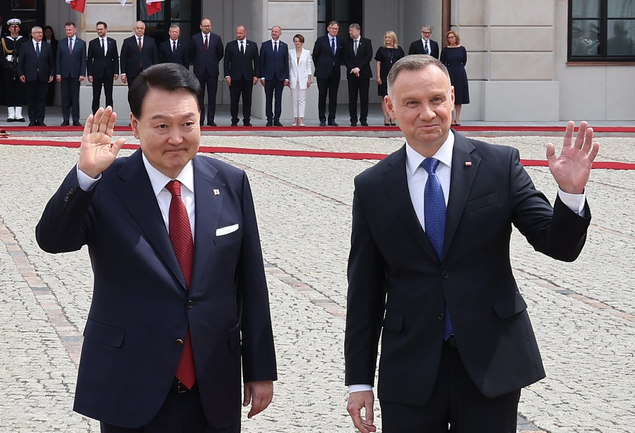 President Yoon Seok-yeol, who is on an official visit to Poland, shakes hands with Polish President Andrzej Duda at the official welcome ceremony held at the presidential palace in Warsaw on Thursday. (Yonhap)