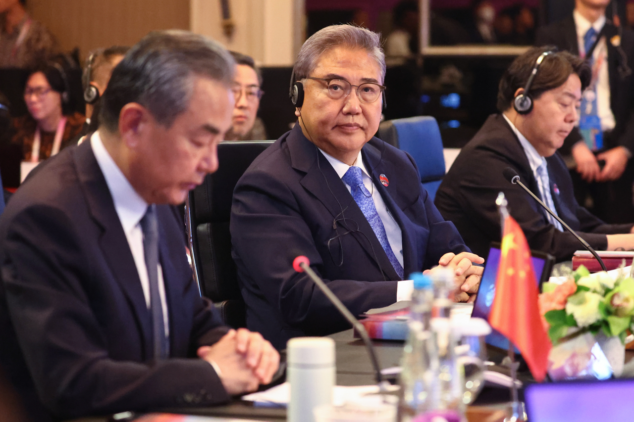 South Korean Foreign Minister Park Jin (center) attends a meeting of top diplomats from members of the Association of Southeast Asian Nations and representatives of Japan and China in Jakarta on Thursday. (Yonhap)