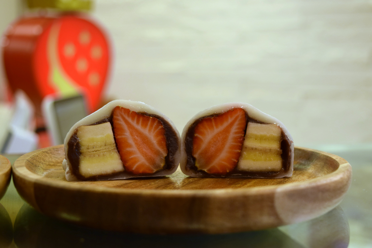 Hongmandang's strawberry and banana-filled rice cake (Kim Hae-yeon/ The Korea Herald)