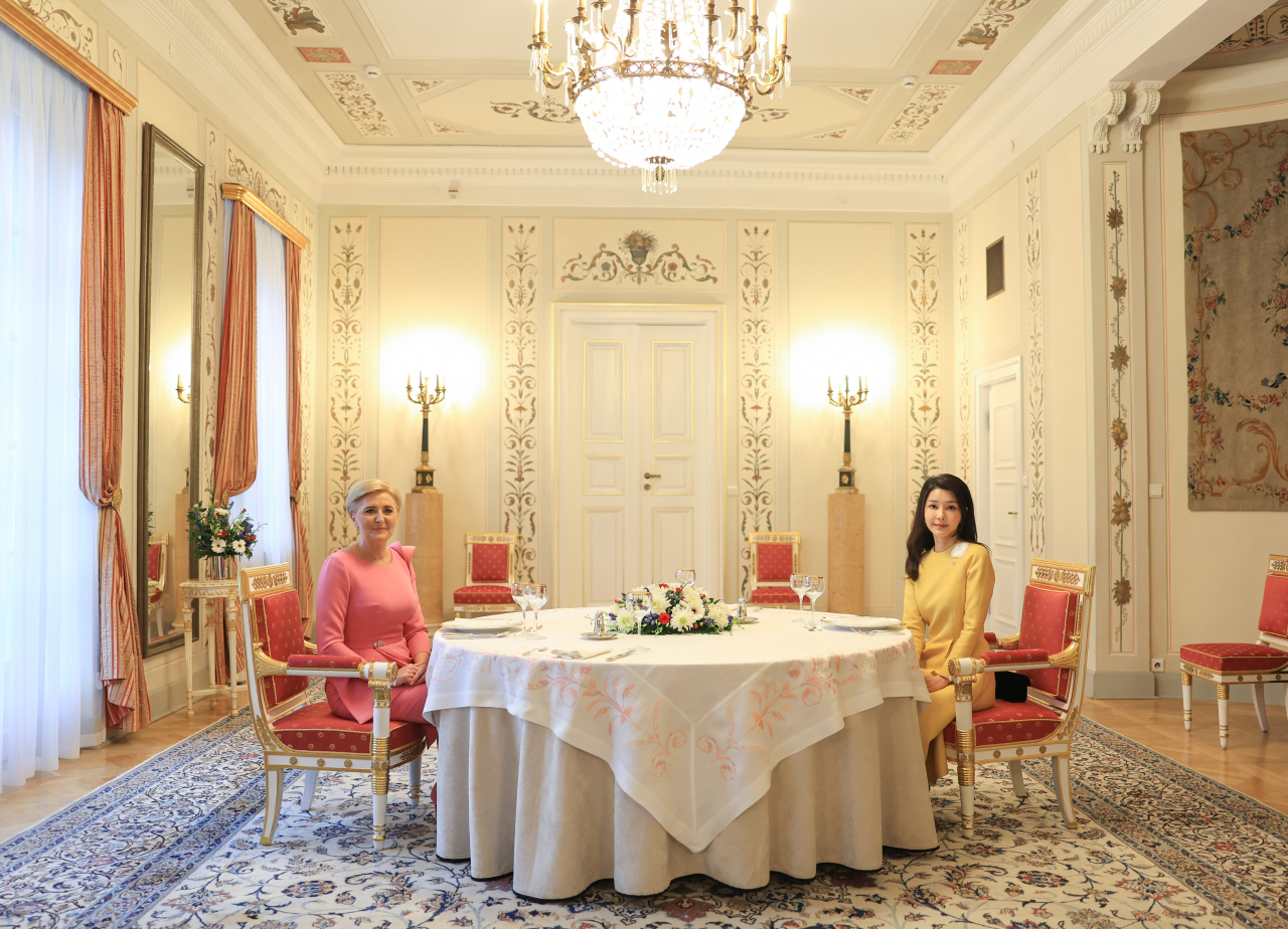 First lady Kim Keon Hee and Polish first lady Agata Kornhauser-Duda pose for a photo while having a luncheon at the Belvedere Palace in Warsaw, on Thursday. (Yonhap)