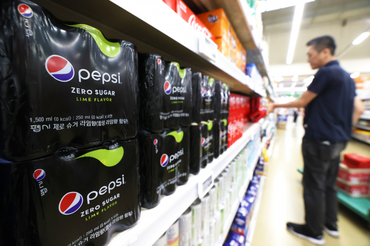 Consumer shops for soft drinks in a large discount store in Seoul, Friday. (Yonhap)