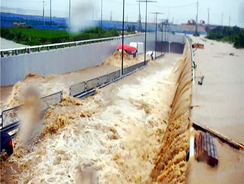 Water from Miho River floods into Gungpyeong 2 Underpass in Cheongju, North Chungcheong Province on Saturday. (Yonhap)