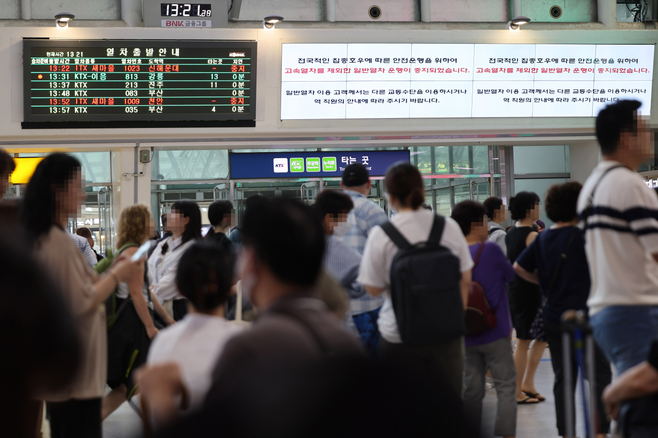 Passengers at Seoul Station are seen in this photo taken Saturday, with the notification saying all non-KTX trains have been cancelled. (Yonhap)