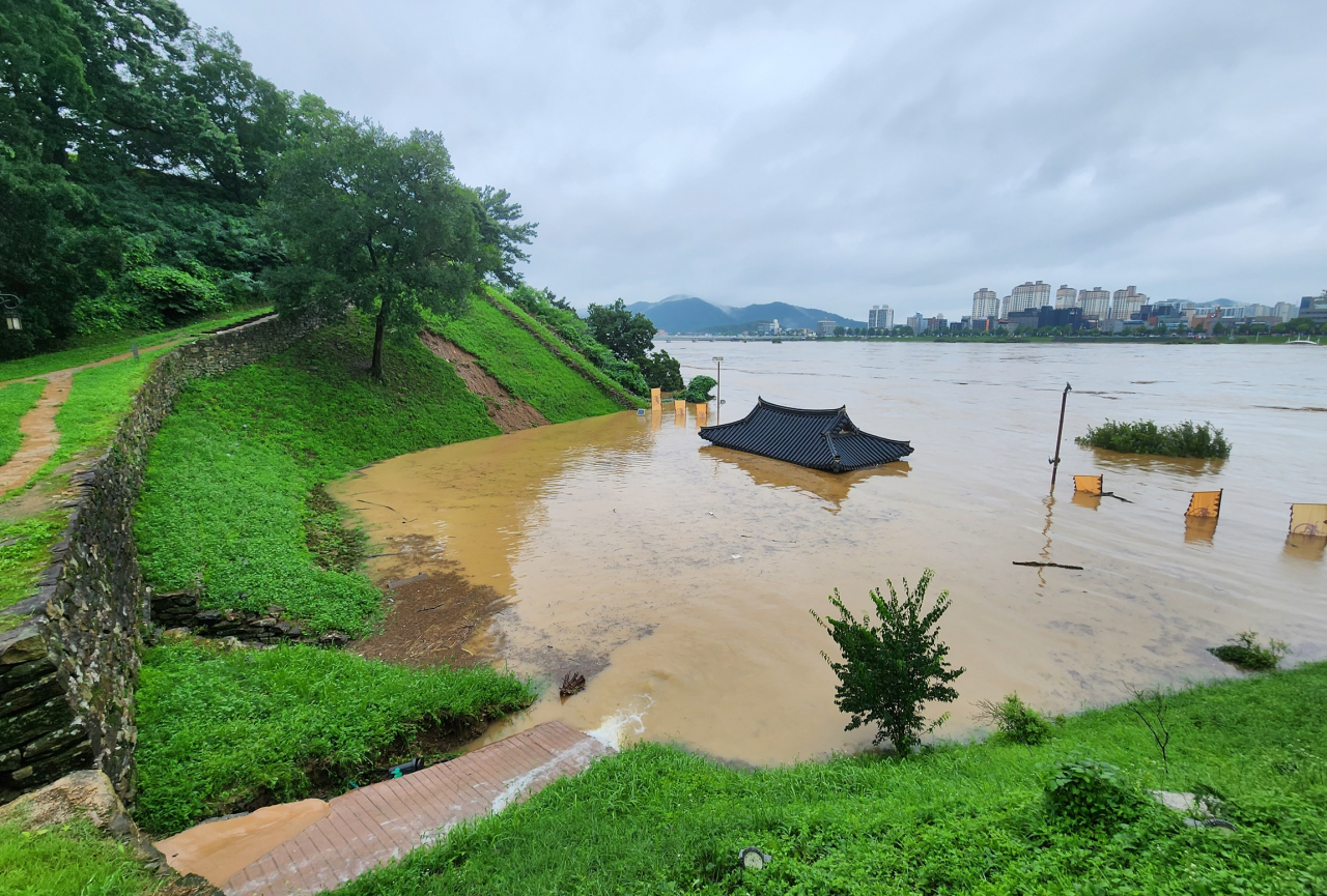 Only the roof of a pavilion, Manharu, at the fortress Gonsanseong could be seen above water on Saturday, as parts of the UNESCO World Heritage site were flooded due to the heavy downpour that has continued since Thursday afternoon. (Yonhap)