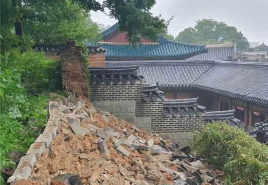 A wall behind the Injeongjeon hall at Changdeokgung in Seoul broke down due to torrential rain on Friday. (Cultural Heritage Administration)