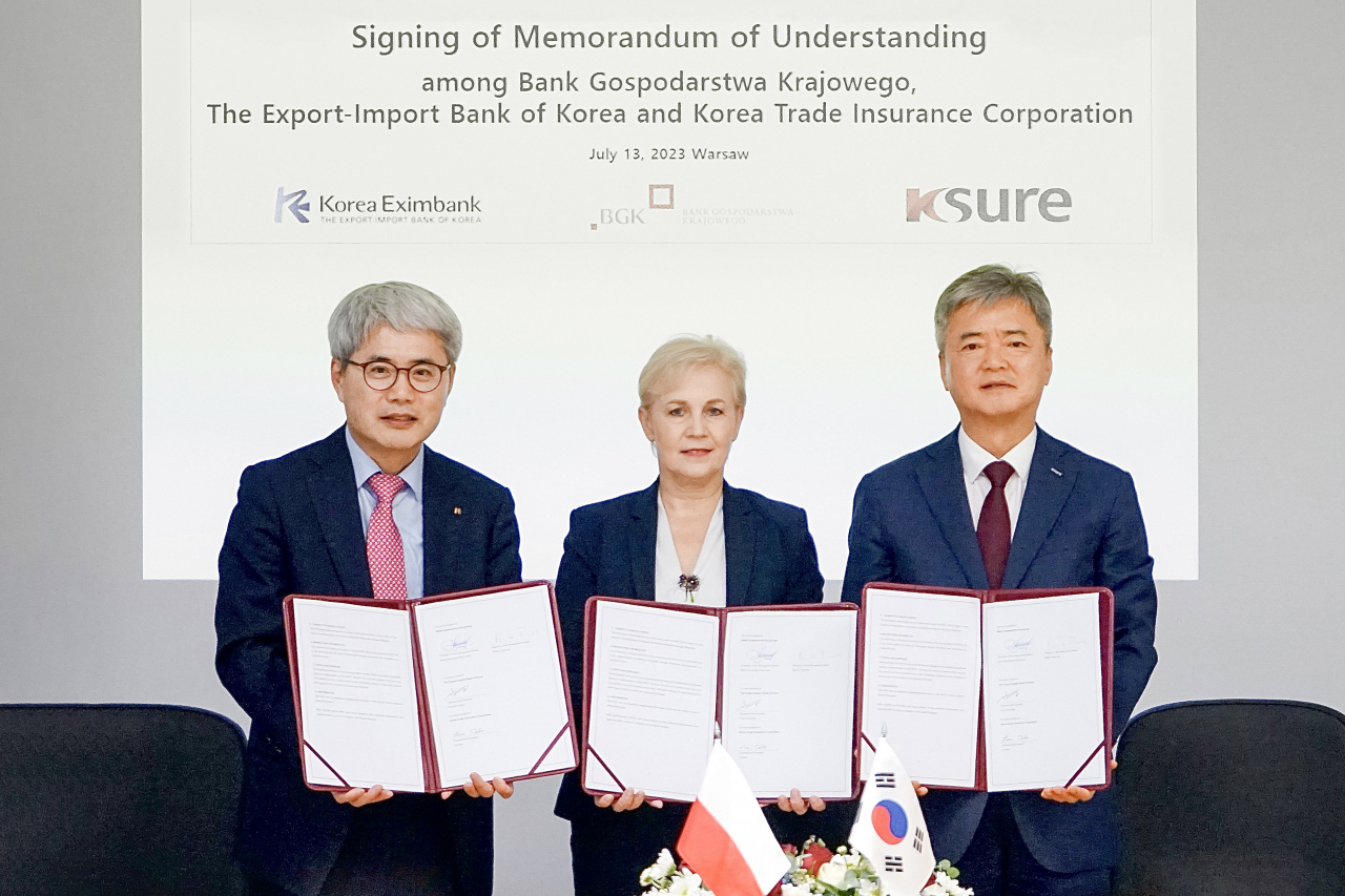 Chairman and President of Korea Eximbank Yoon Hee-sung (left), BGK Head Beata Daszynska-Muzyczka (center) and Chairman and President of K-Sure Lee In-ho pose for a picture after a signing event for MOU in Warsaw, Poland, July 13. (Korea Eximbank)