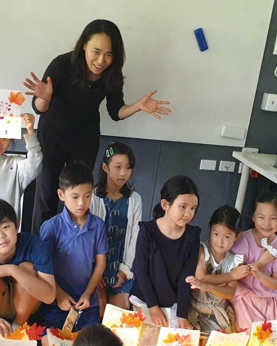 Kim Yang-hun teaches young Korean Australians how to write Korean words and sentences in calligraphy. (Kim Yang-hun)